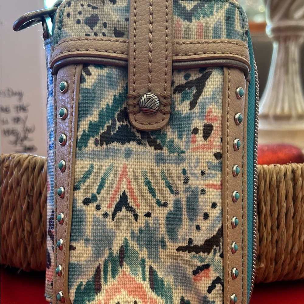 Woman’s Wallet - Picture 2 of 4